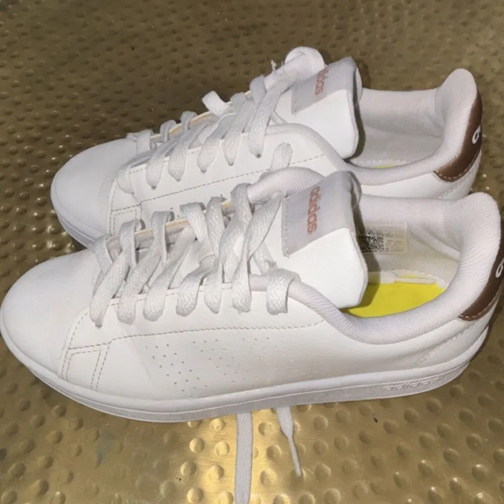 adidas Men’s White & Gold Solid Low Top Lace-Up Sneakers Gold Heel size 6